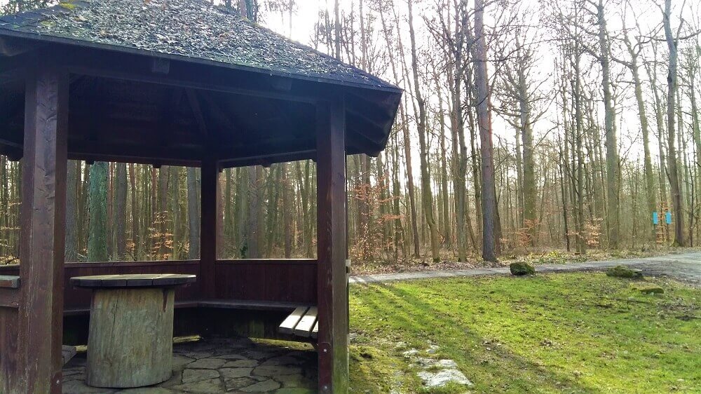 Ein Picknick-Häuschen auf dem Trimm-dich-Pfad Würzburg