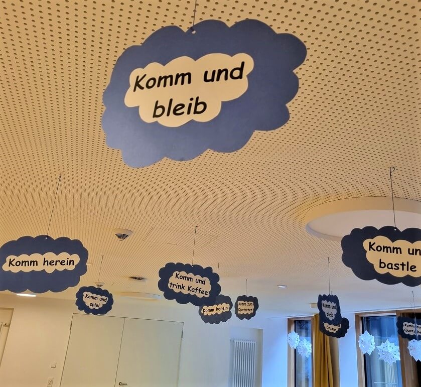 Wolken mit Sprüchen hängen an der Decke im Café komm im Generationen Zentrum Würzburg
