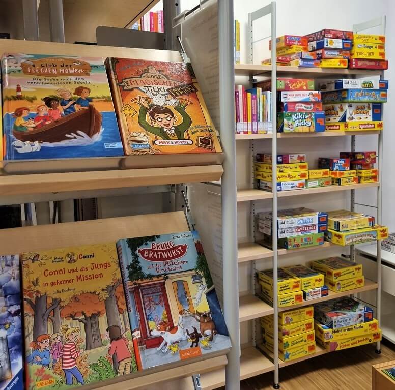 Bücher und Spiele zum Ausleihen in der Liborius Wagner Bücherei