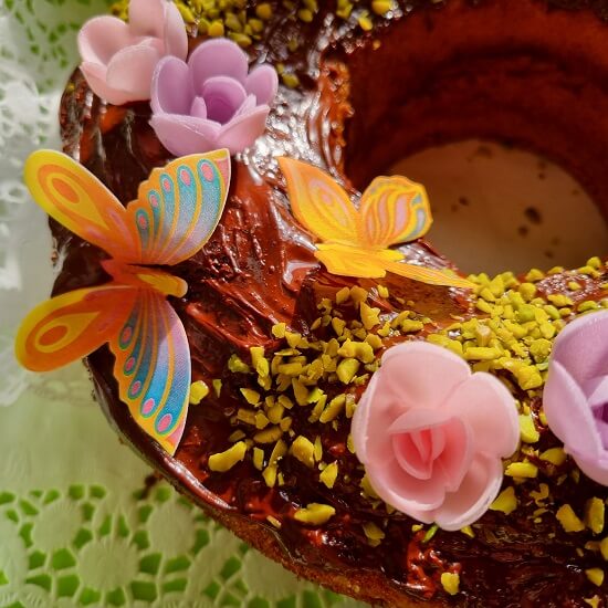 Eierlikörkuchen mit Blüten und Schmetterlingen