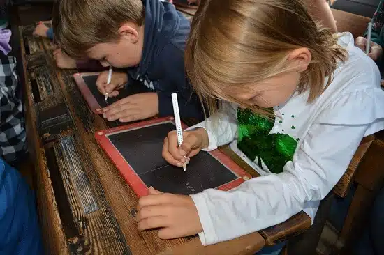 Freilandmuseum Fladungen (Foto) - Kids schreiben auf Schiefertafeln