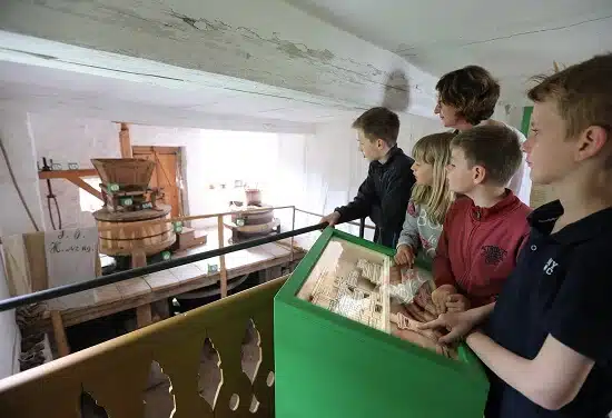 Freilandmuseum Fladungen (Foto) - Kids in der Getreidemühle