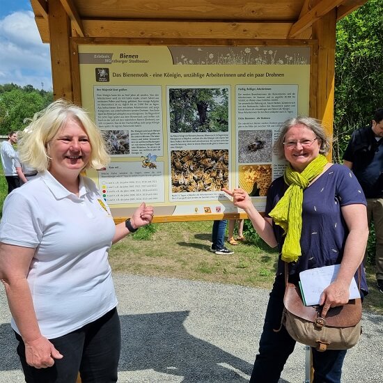 Würzburger Bienenlehrpfad: Martina die Imkerin und Sigute von Würzburg für Kids an einer der 5 großen Tafeln