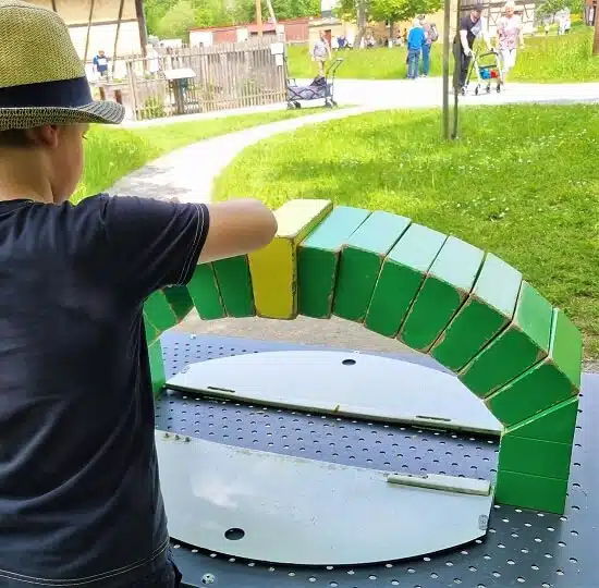 Freilandmuseum Fladungen für Kinder - Junge beim Brückenbau