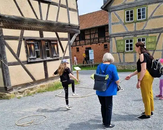 Freilandmuseum Fladungen für Kinder - Seilhüpfen bei den historischen Spielen