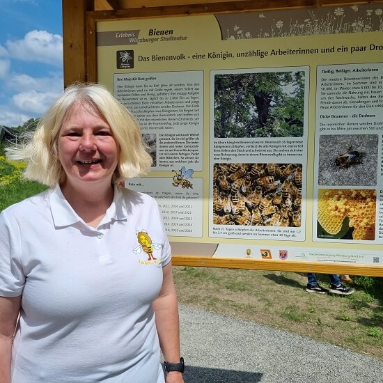 Die Imkerin Martina Schlereth hat den Würzburger Bienenlehrpfad mitgestaltet - vor einer Tafel