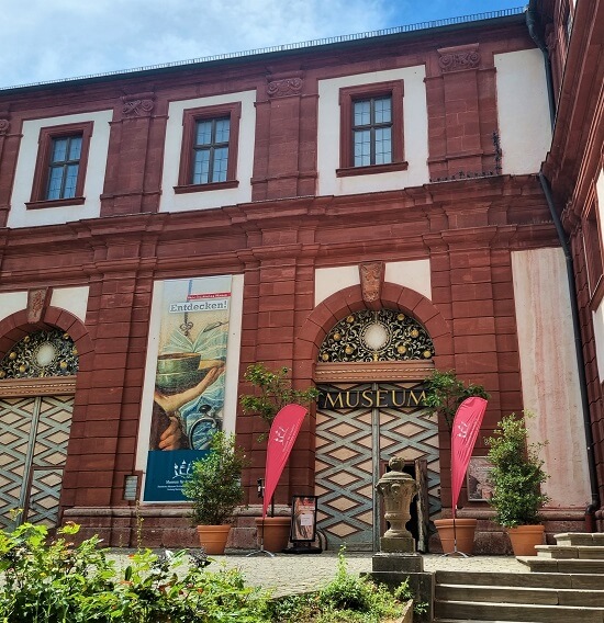 Der Eingang vom Museum für Franken für Kinder