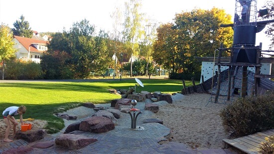 Wasserspielplätze in und um Würzburg - der Wasserspielplatzbereich im Dürrbachpark in Güntersleben