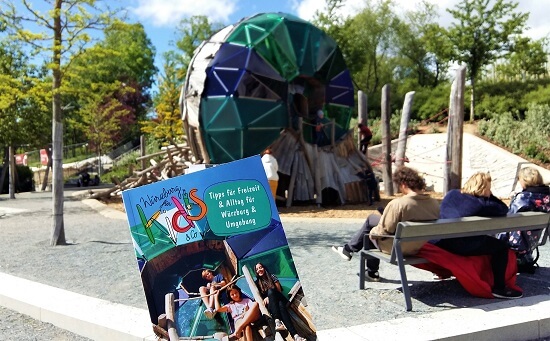Wasserspielbereich am Hubland - der Kletterceratit auf dem Cover vom Buch "Würzburg für Kids & Co"