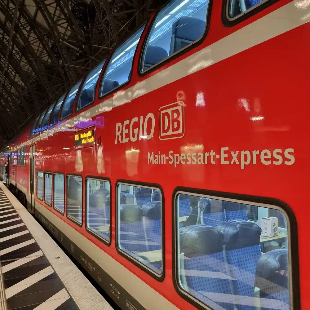 Roter Regionalzug Main-Spessart-Express der DB Regio am Bahnhof – Anreise von Würzburg nach Frankfurt