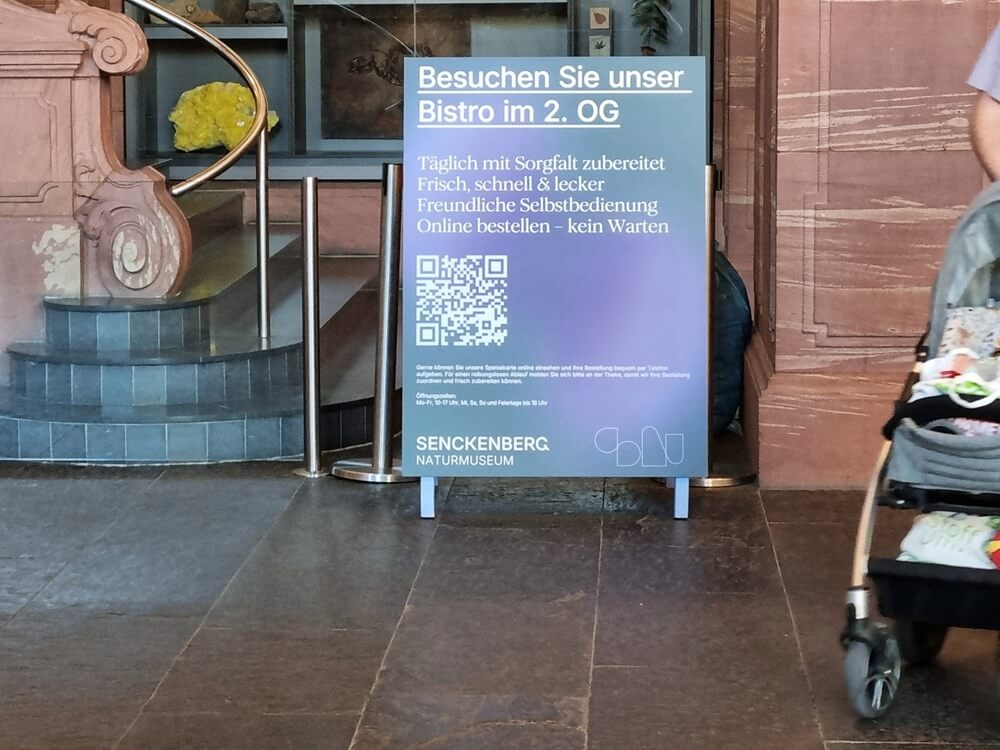 Hinweisschild zum Bistro im 2. Obergeschoss im Senckenberg Museum mit Kindern in Frankfurt