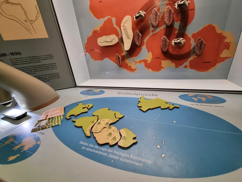 Interaktiver Tisch zur Kontinentaldrift im Senckenberg Naturmuseum Frankfurt
