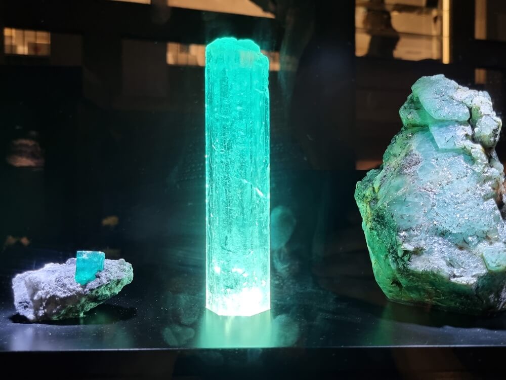 Leuchtend grünes Mineral in der Mineraliensammlung des Senckenberg Naturmuseums Frankfurt